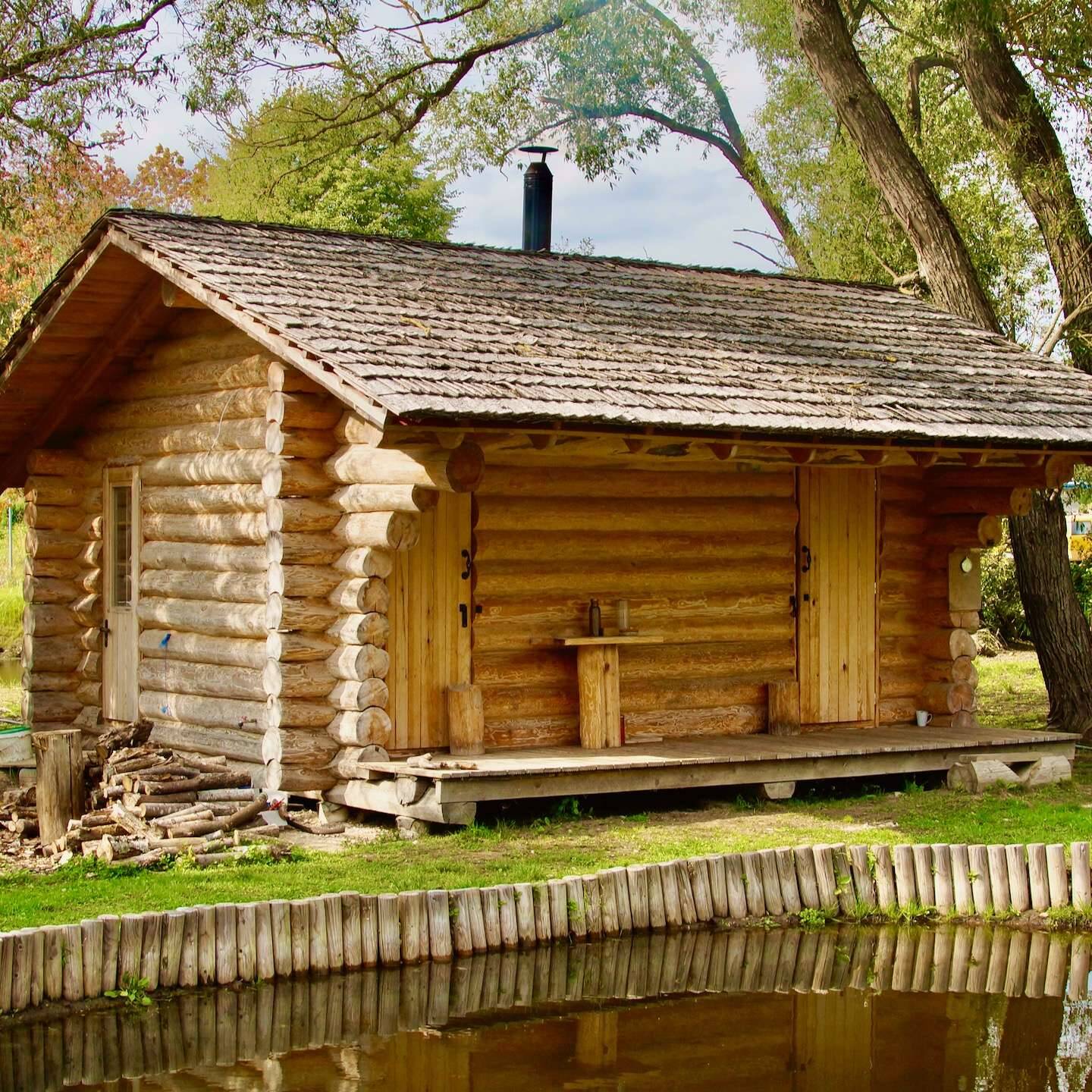 Rundstamm Sauna mit Schwimmteich