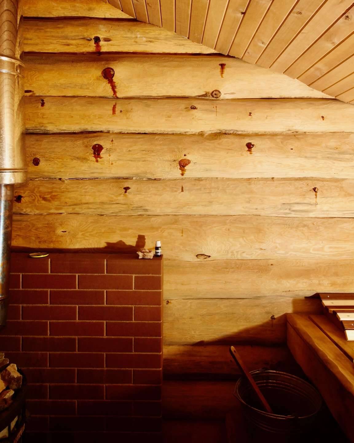 Rundstamm Sauna mit gemauerten Ofeneck