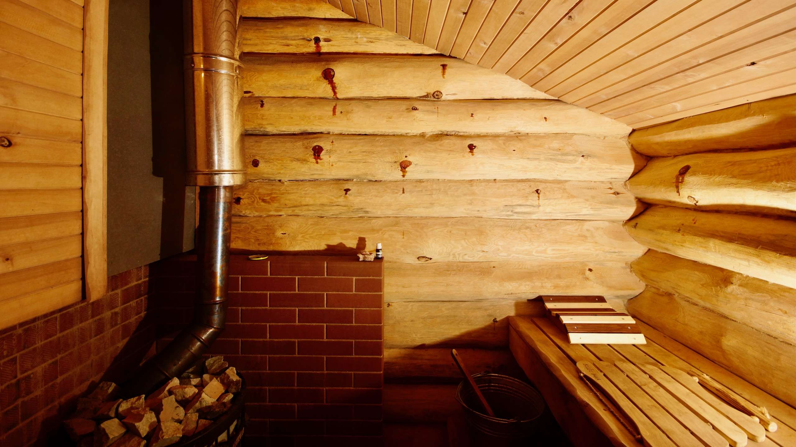 Rundstamm Sauna mit gemauerten Ofeneck