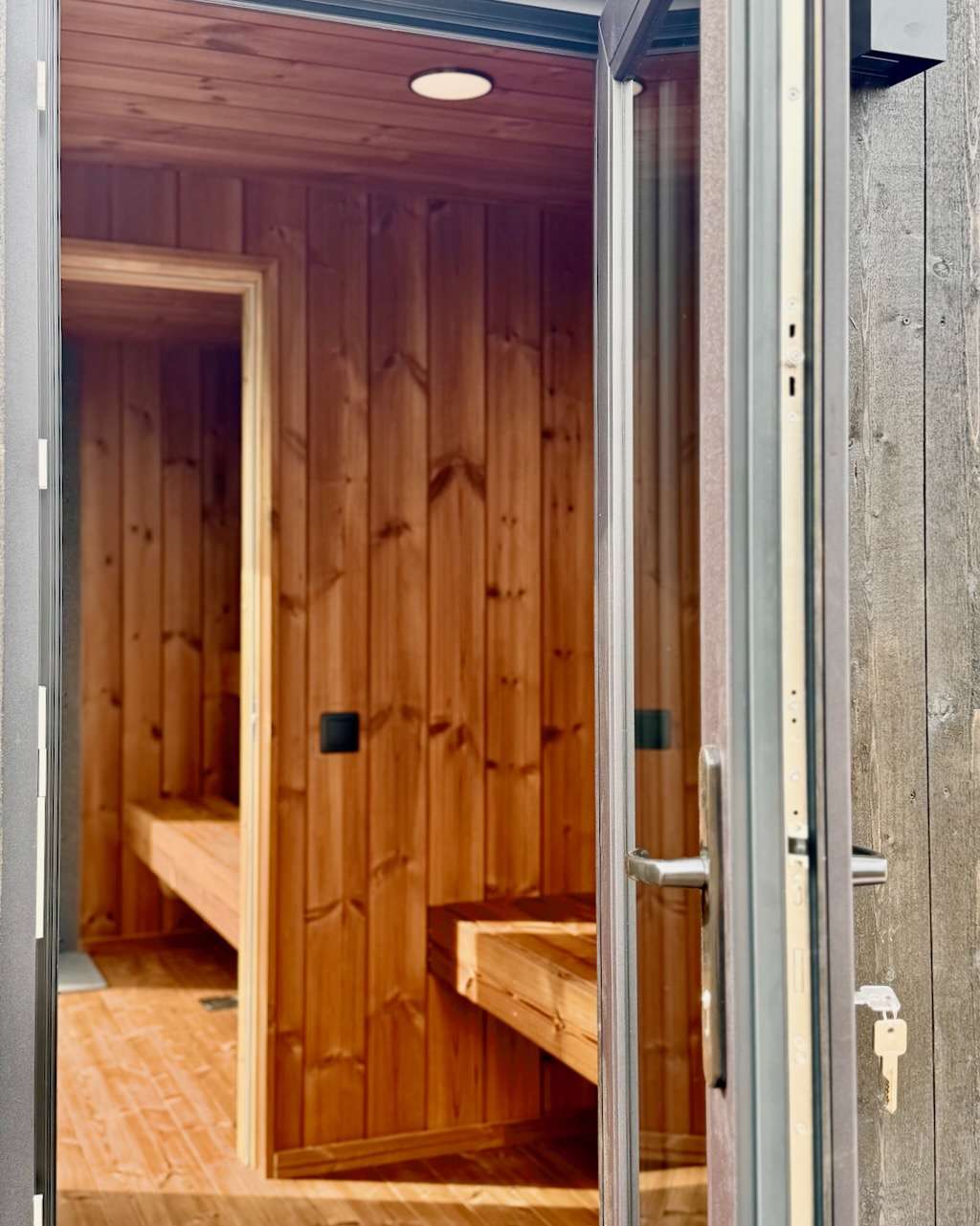 Außensauna mit Vorraum und LED Spots in Decke