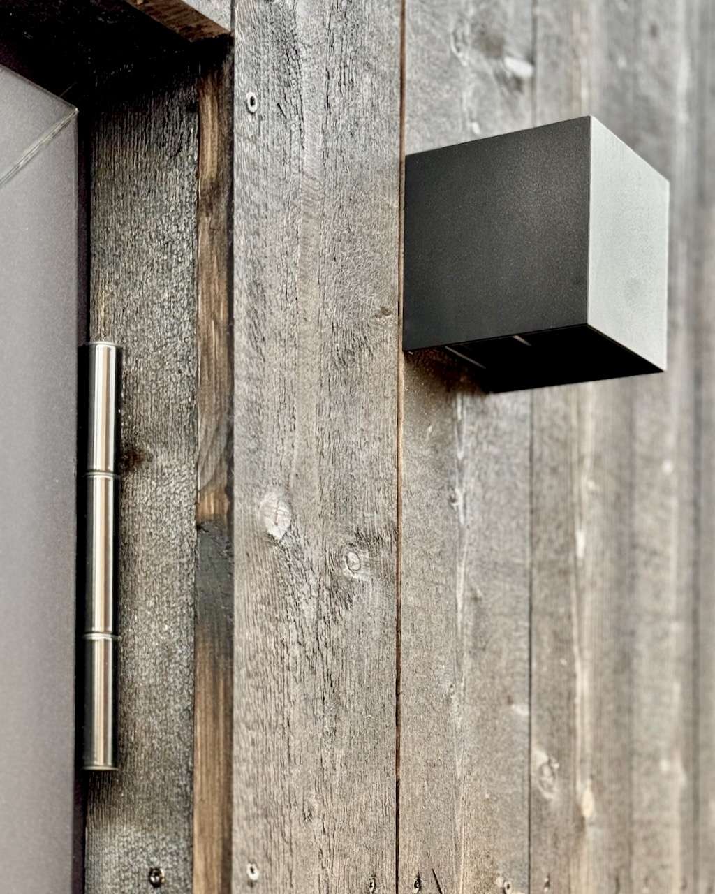 Aussensauna mit Vorraum und Licht ueber Eingangstuer – ManoKin Außensauna mit Vorraum und Licht über Eingangstür