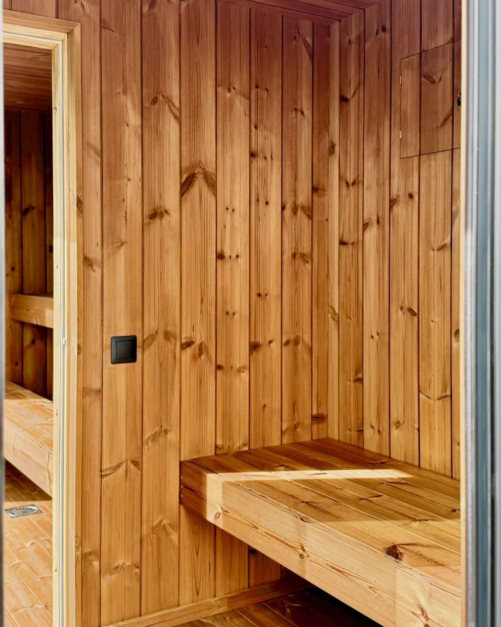 Aussensauna mit Vorraum und Thermokiefer innen – ManoKin Außensauna mit Vorraum und Thermokiefer innen