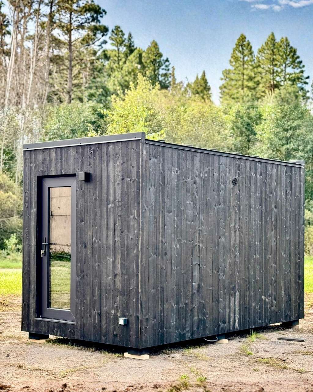 Aussensauna mit Vorraum und anthrazit Blechdach – ManoKin Außensauna mit Vorraum und anthrazit Blechdach