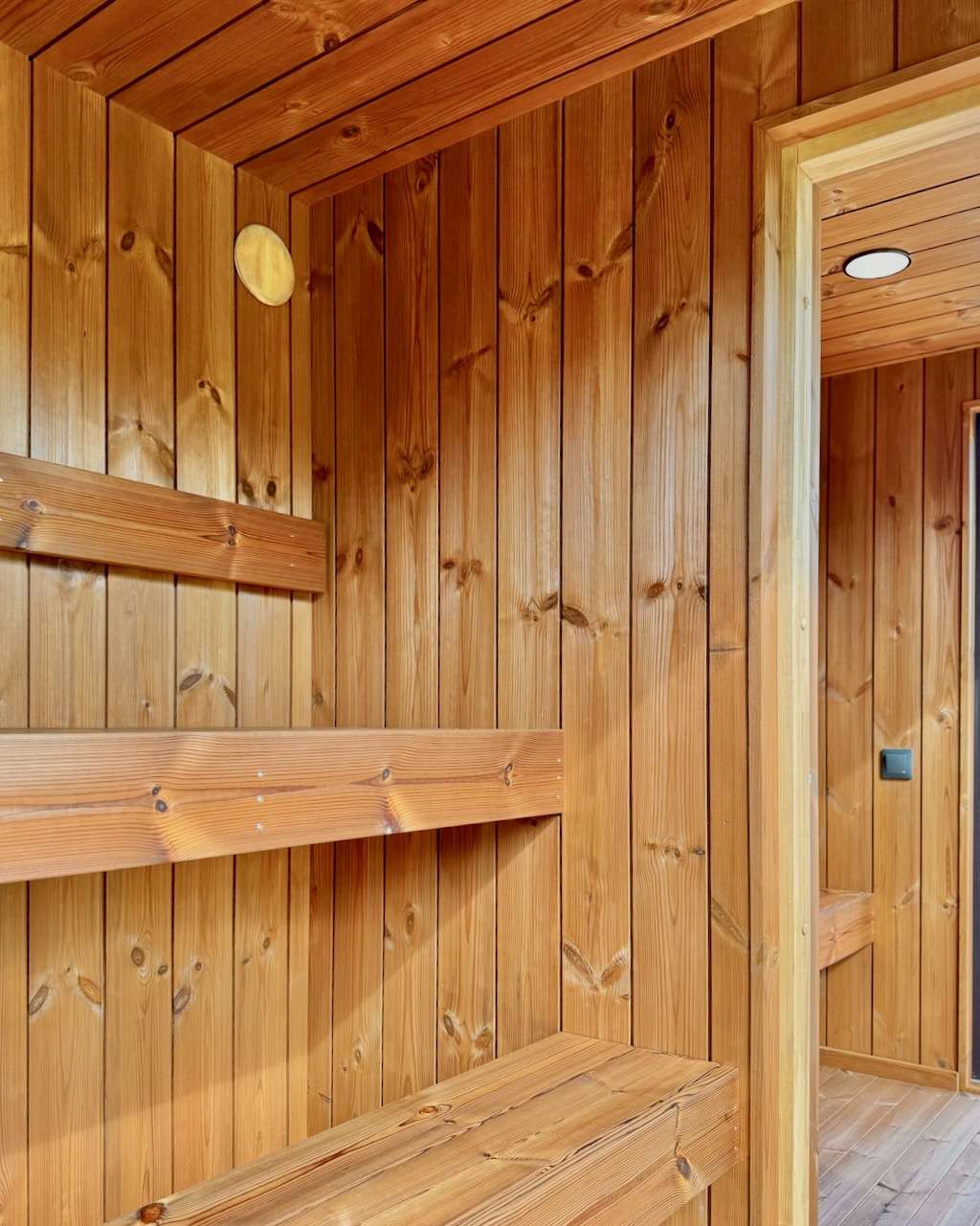 Aussensauna mit Vorraum und edlem Thermokiefernholz innen – ManoKin Außensauna mit Vorraum und edlem Thermokiefernholz innen