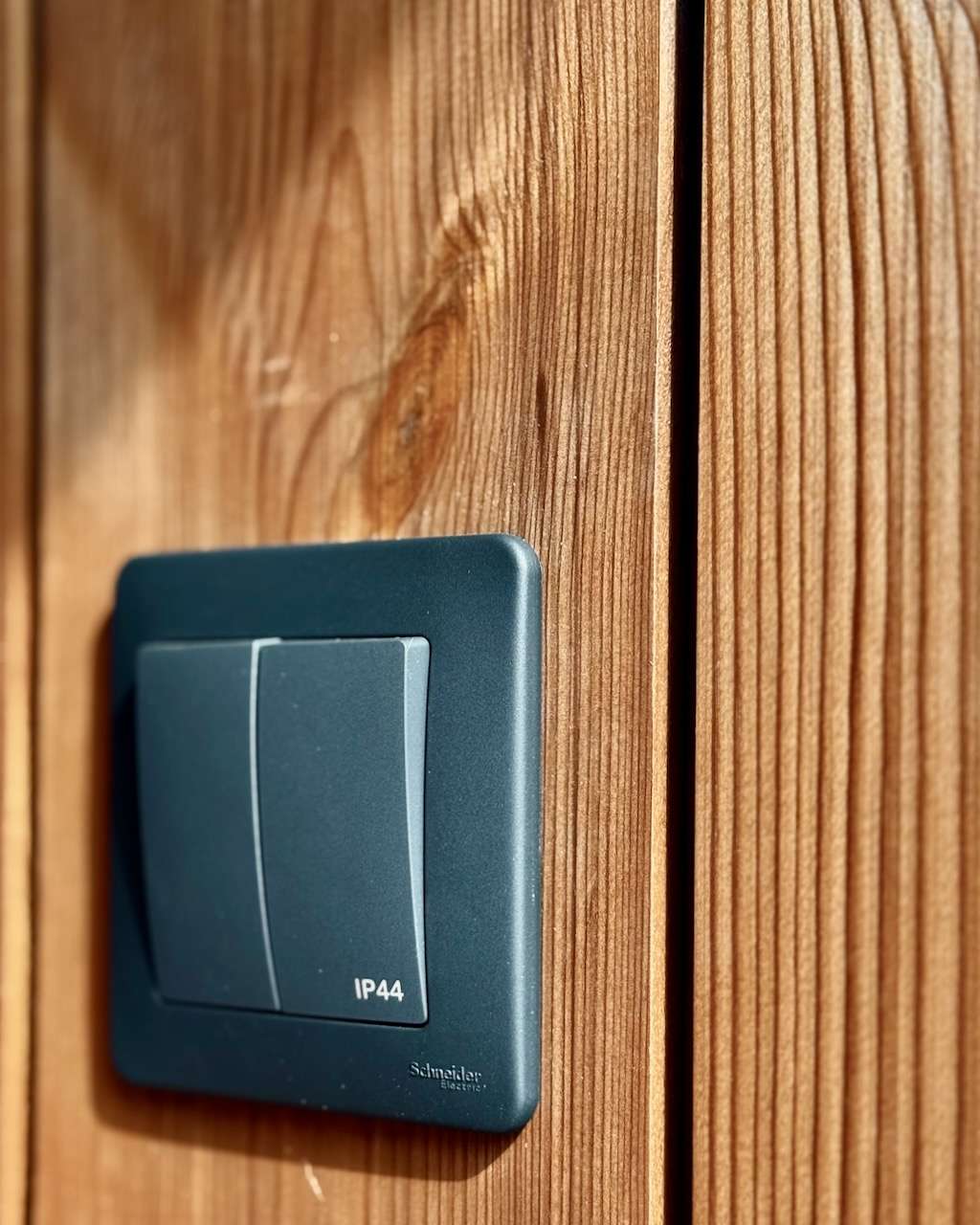 Aussensauna mit Vorraum und edlem schwarzen Schaltermaterial – ManoKin Außensauna mit Vorraum und edlem schwarzen Schaltermaterial