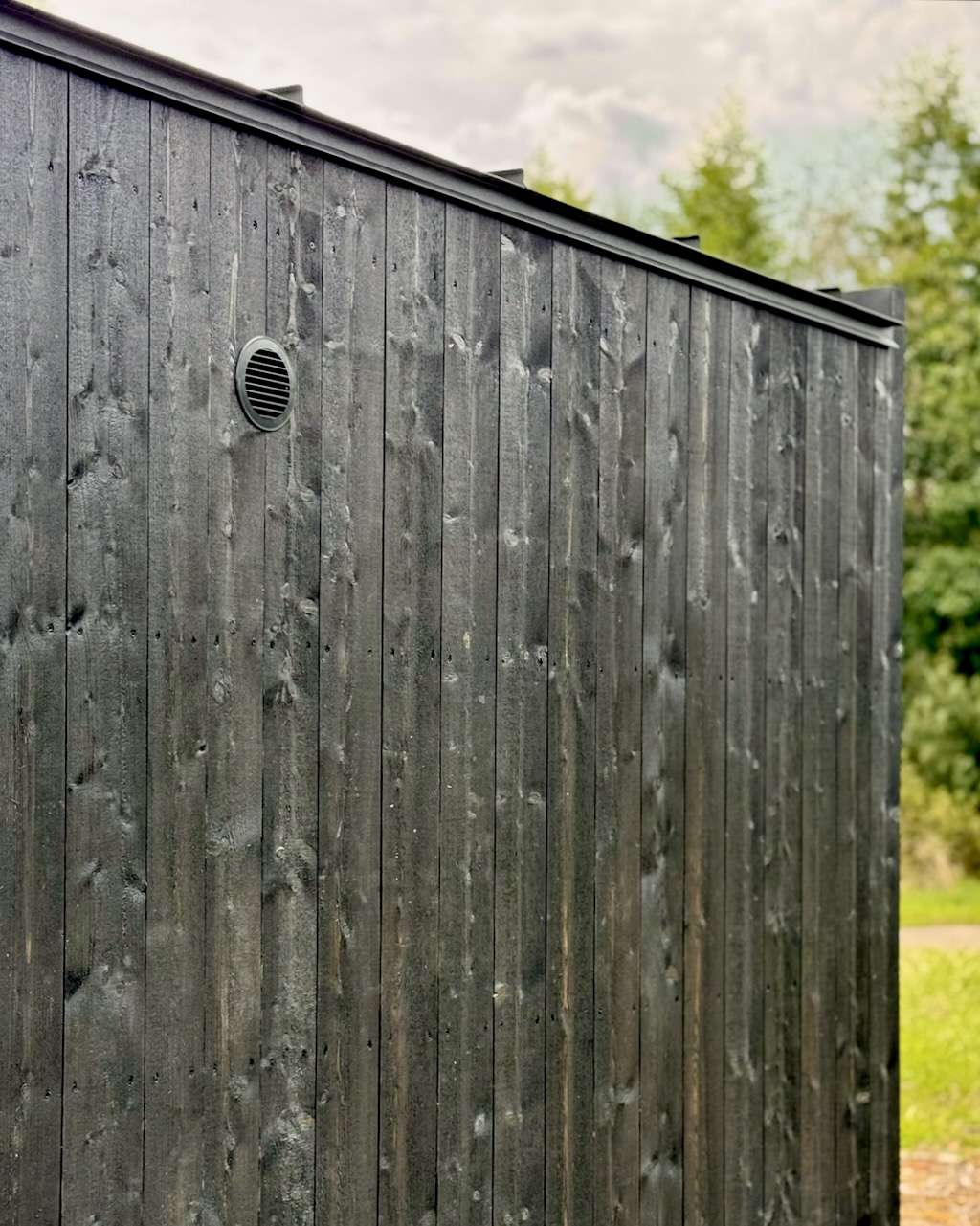 Aussensauna mit Vorraum und hinterluefteter Fassade – ManoKin Außensauna mit Vorraum und hinterlüfteter Fassade