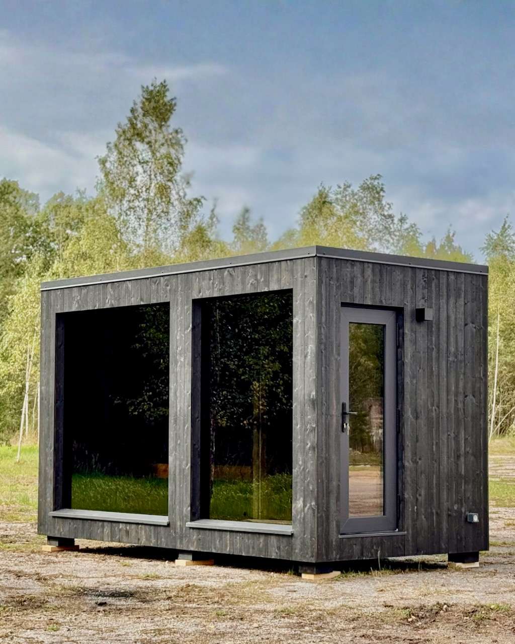 Außensauna mit Vorraum und schwarzen Beinen auf Wunsch