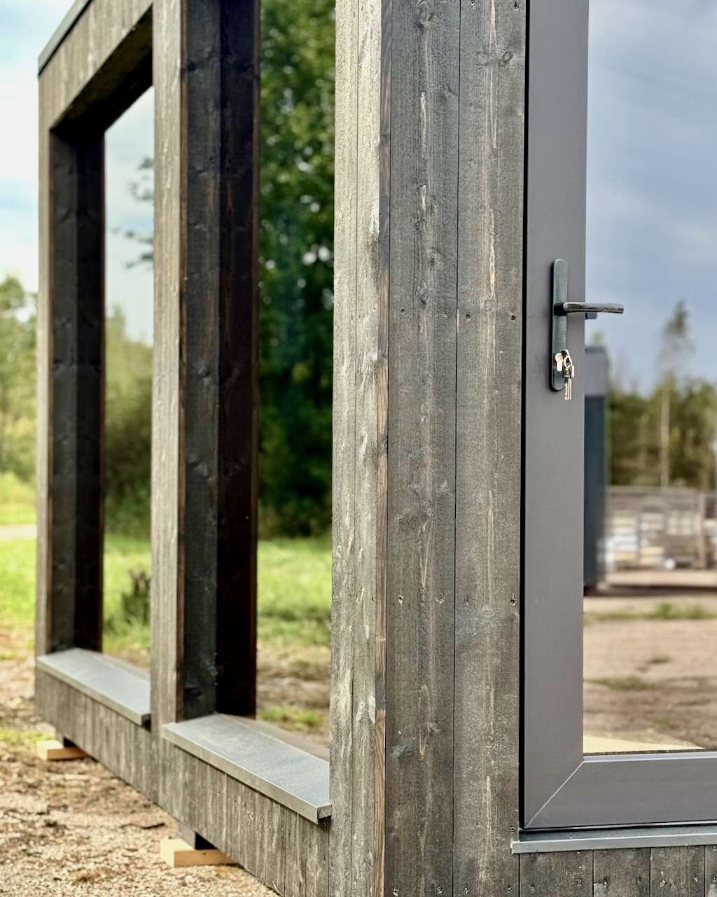 Aussensauna mit Vorraum und versperrbarer Eingangstuer von Rehau – ManoKin Außensauna mit Vorraum und versperrbarer Eingangstür von Rehau