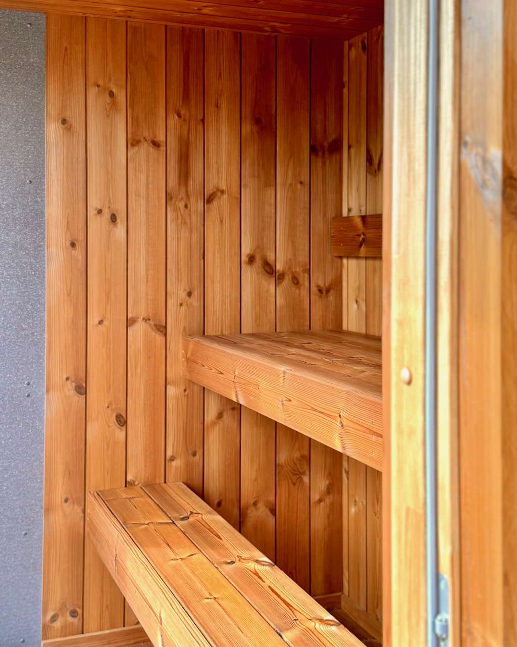 Aussensauna mit Vorraum und zwei Klimazonen – ManoKin Außensauna mit Vorraum und zwei Klimazonen