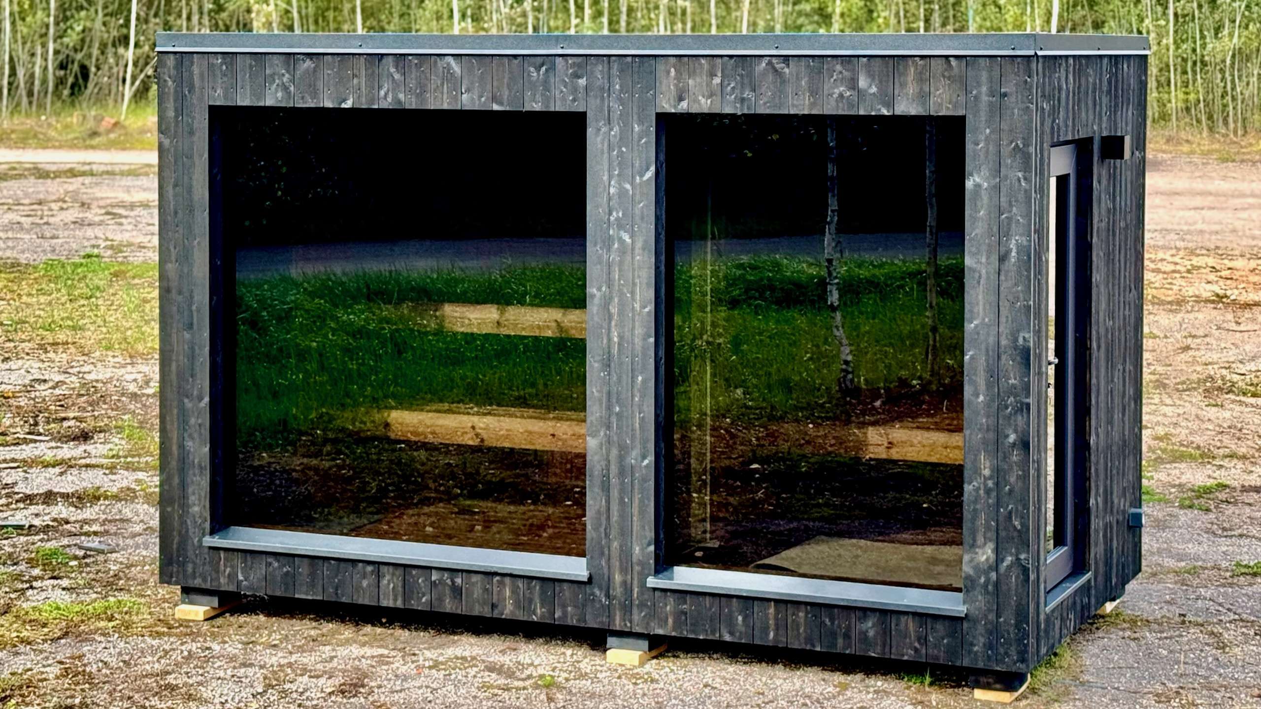 Aussensauna mit Vorraum und zwei grossen Panoramafenstern – ManoKin Außensauna mit Vorraum und zwei großen Panoramafenstern