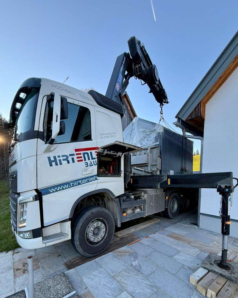 Barn Nordic Gartensauna Lieferung LKW Kran mit ausgefahrenen Stuetzen – ManoKin Barn Nordic Gartensauna Lieferung LKW Kran mit ausgefahrenen Stützen