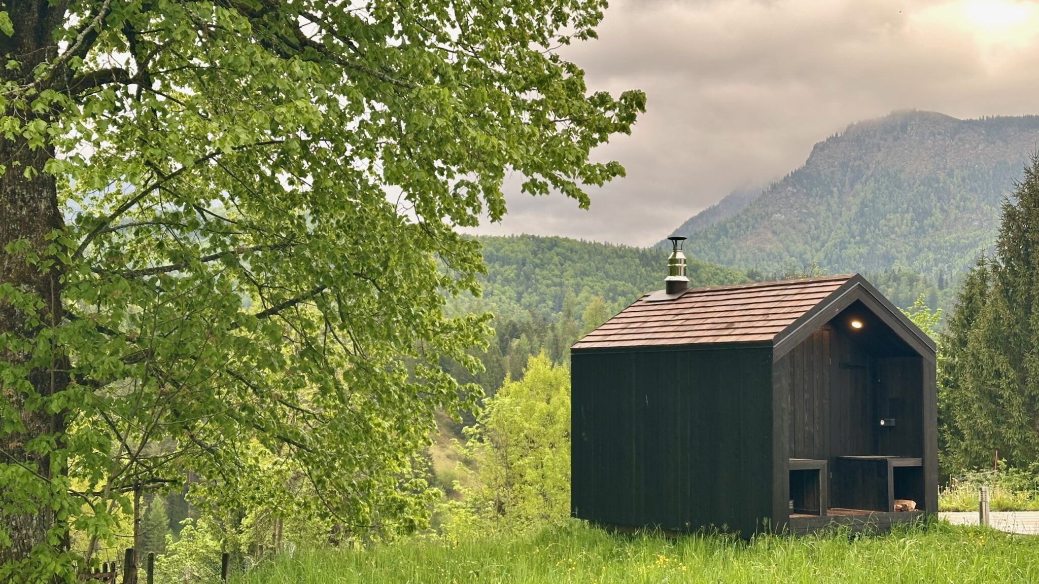 Barn Nordic Gartensauna im Gruenen scaled – ManoKin Outdoor Sauna mit Holzofen - Barn Nordic im Grünen