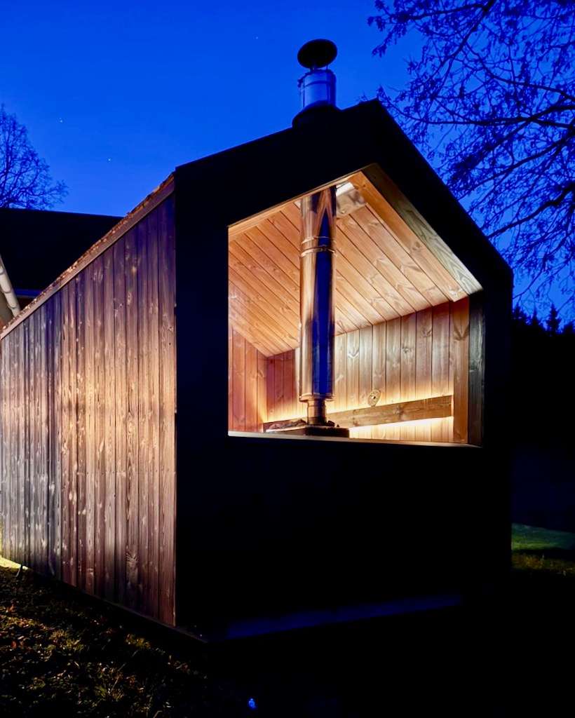 Barn Nordic Gartensauna mit Holzofen in der Abenddaemmerung – ManoKin Barn Nordic Gartensauna mit Holzofen in der Abenddämmerung