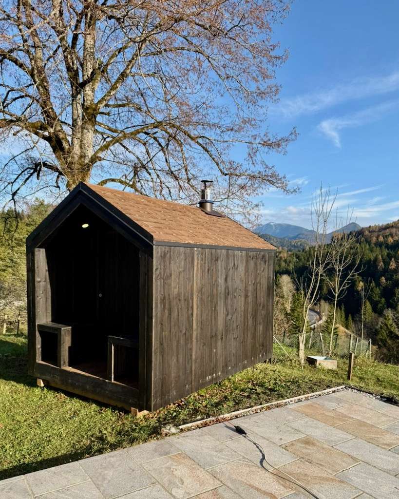 Barn Nordic Gartensauna mit Holzofen unter Baum – ManoKin Barn Nordic Gartensauna mit Holzofen unter Baum