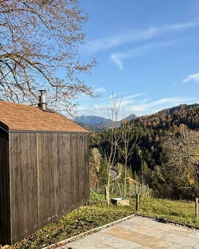 Barn Nordic Outdoor Sauna mit Holzofen vor traumhafter Kulisse