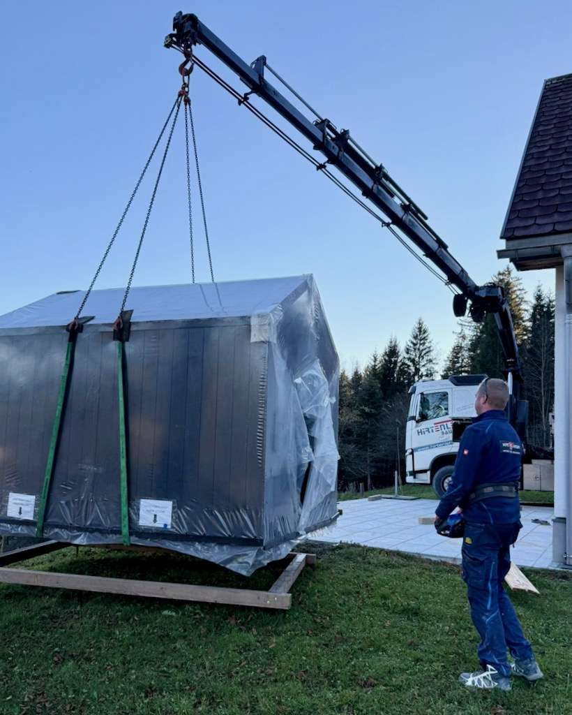 Barn Nordic Gartensauna verheben mit Kran auf Rahmenfundament – ManoKin Barn Nordic Gartensauna verheben mit Kran auf Rahmenfundament