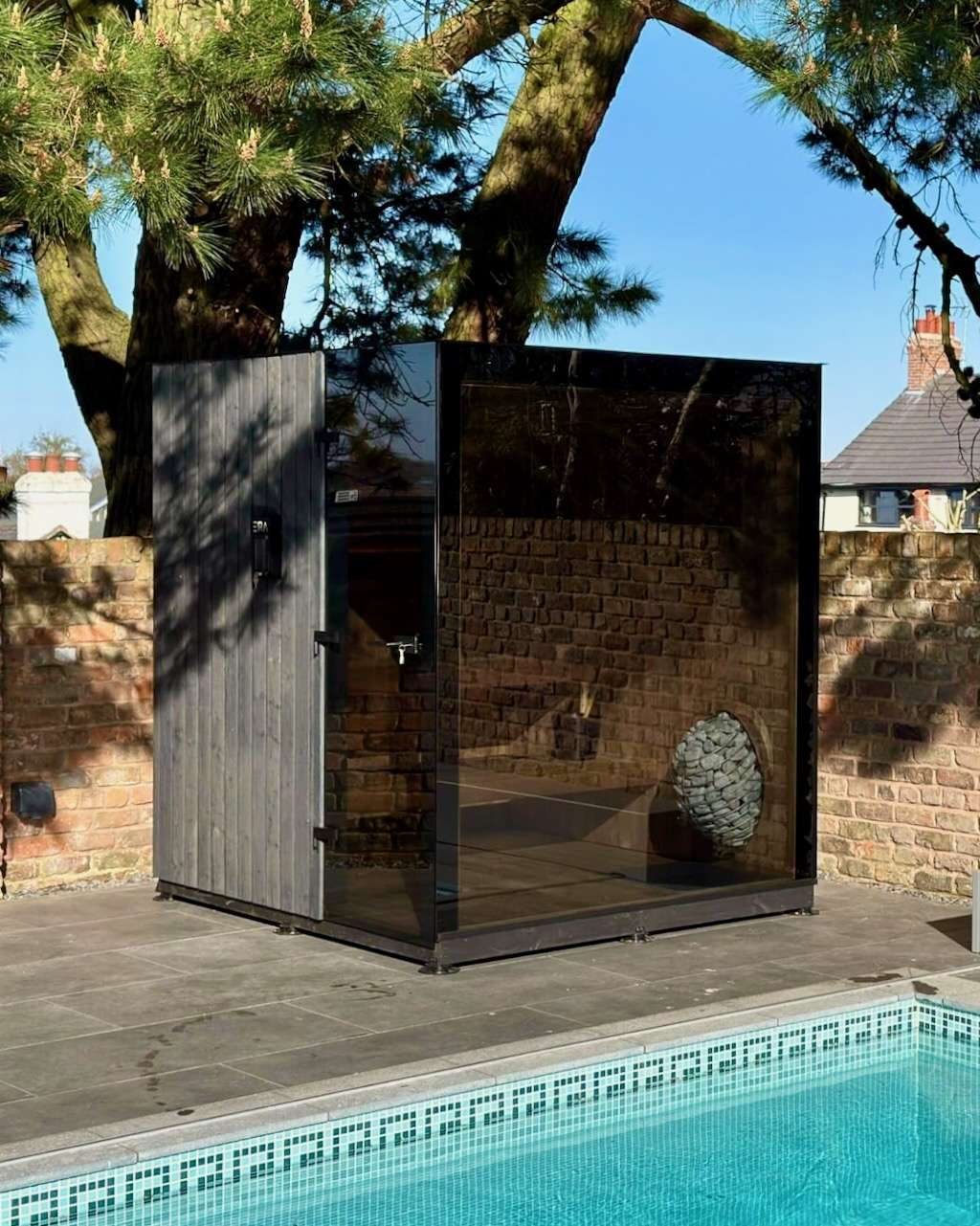 Panorama Gartensauna getönt mit Huum Drop 9kW