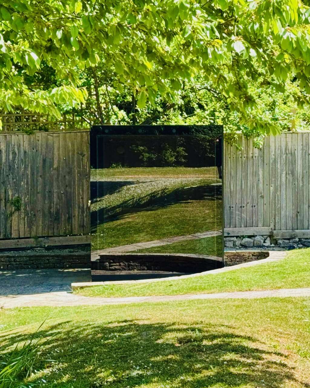 Mini Gartensauna mit Glasfront im Gruenen – ManoKin Mini Gartensauna mit Glasfront im Grünen