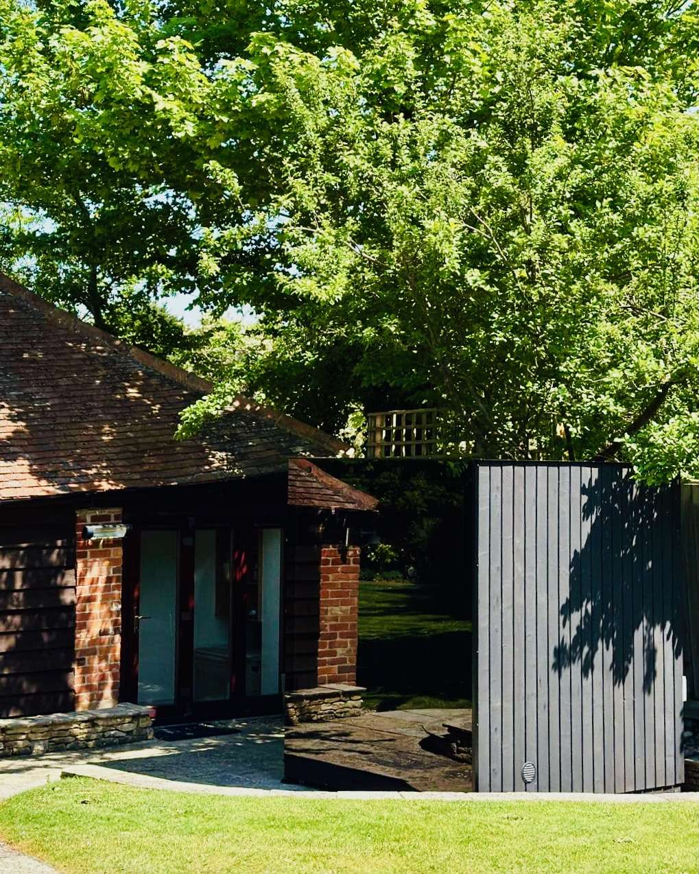 Mini Gartensauna mit Glasfront mit gebrannter schwarzer Fassade – ManoKin Mini Gartensauna mit Glasfront mit gebrannter, schwarzer Fassade