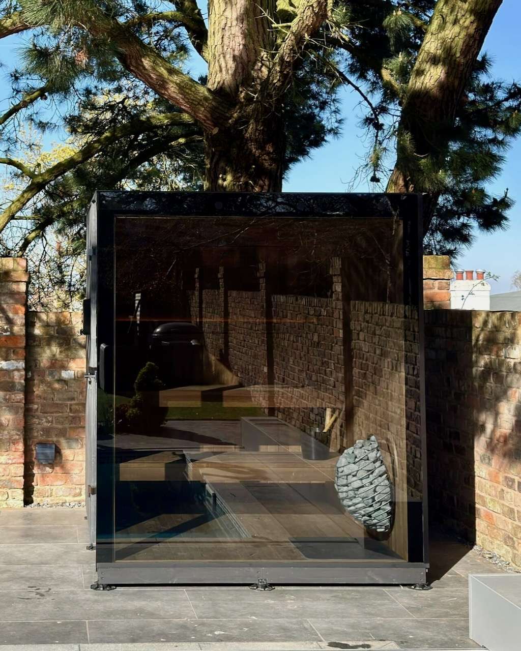 Mini Gartensauna mit Glasfront und rahmenloser getoenter Scheibe – ManoKin Mini Gartensauna mit Glasfront und rahmenloser, getönter Scheibe