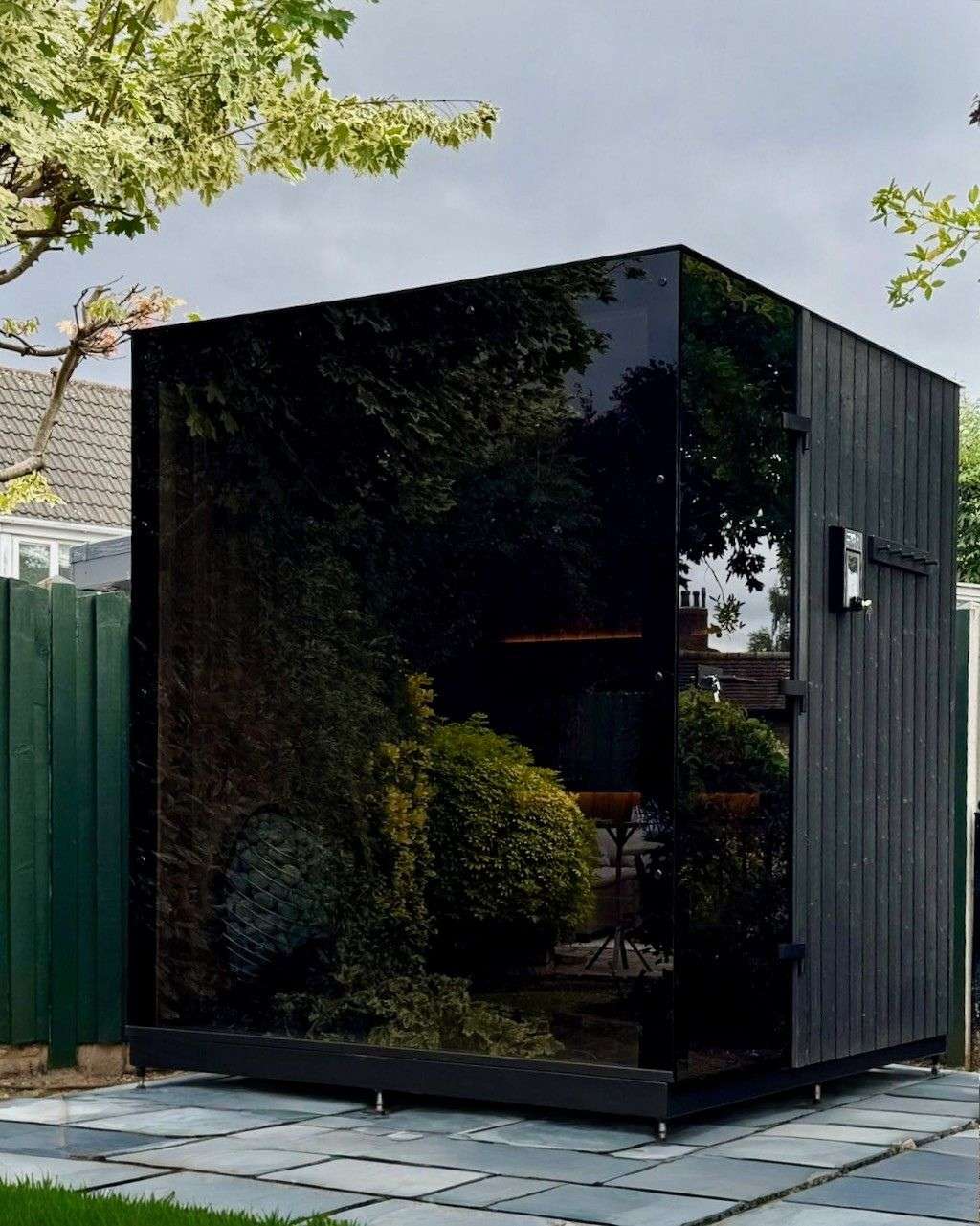 Panorama Gartensauna mit Stahlrahmen und ververstellbaren Fuessen – ManoKin Panorama Gartensauna mit Stahlrahmen und ververstellbaren Füßen