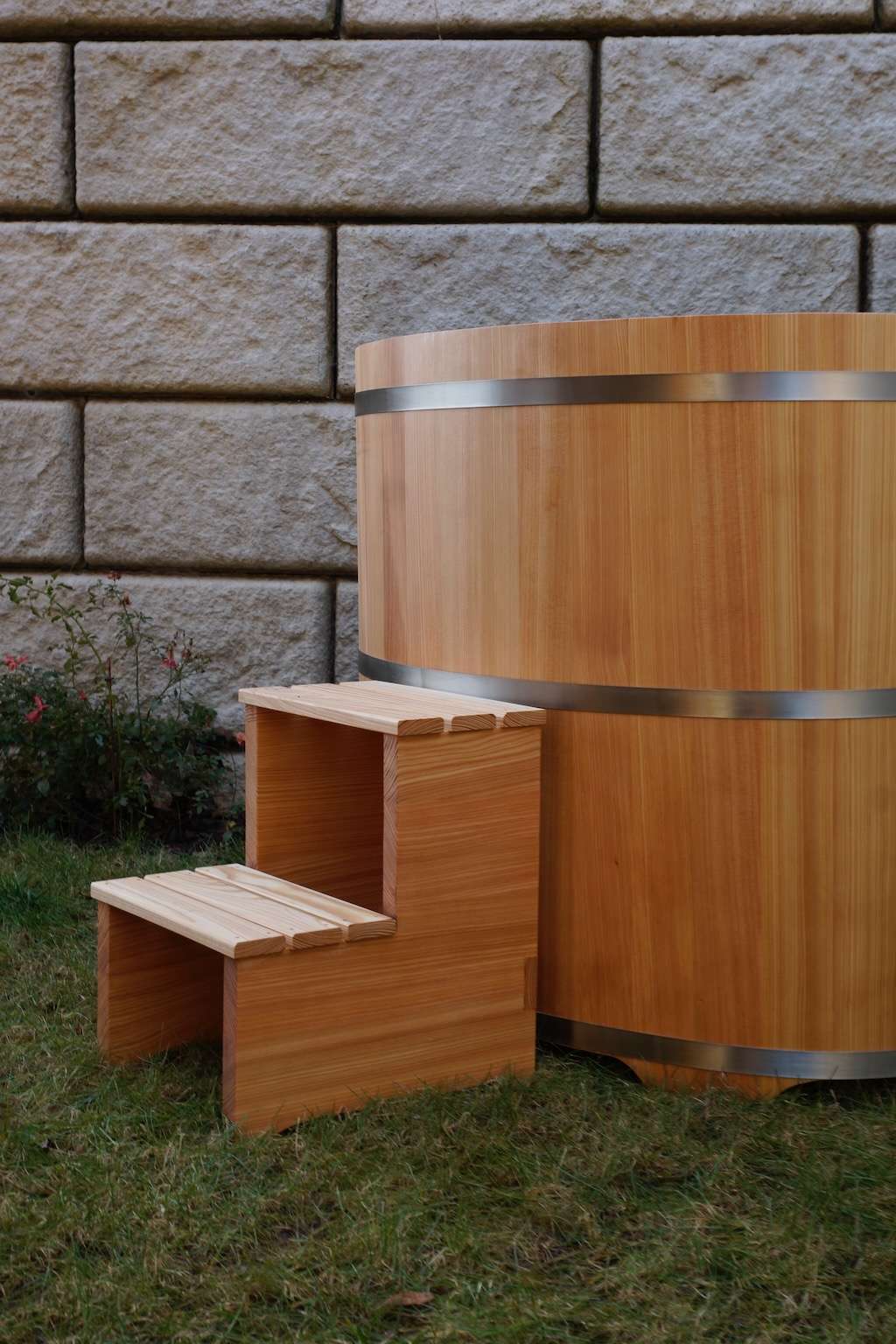 Tauchbecken aus Holz aus wunderschoenem ausgesuchten Laerchenholz – ManoKin Tauchbecken aus Holz aus wunderschönem, ausgesuchten Lärchenholz