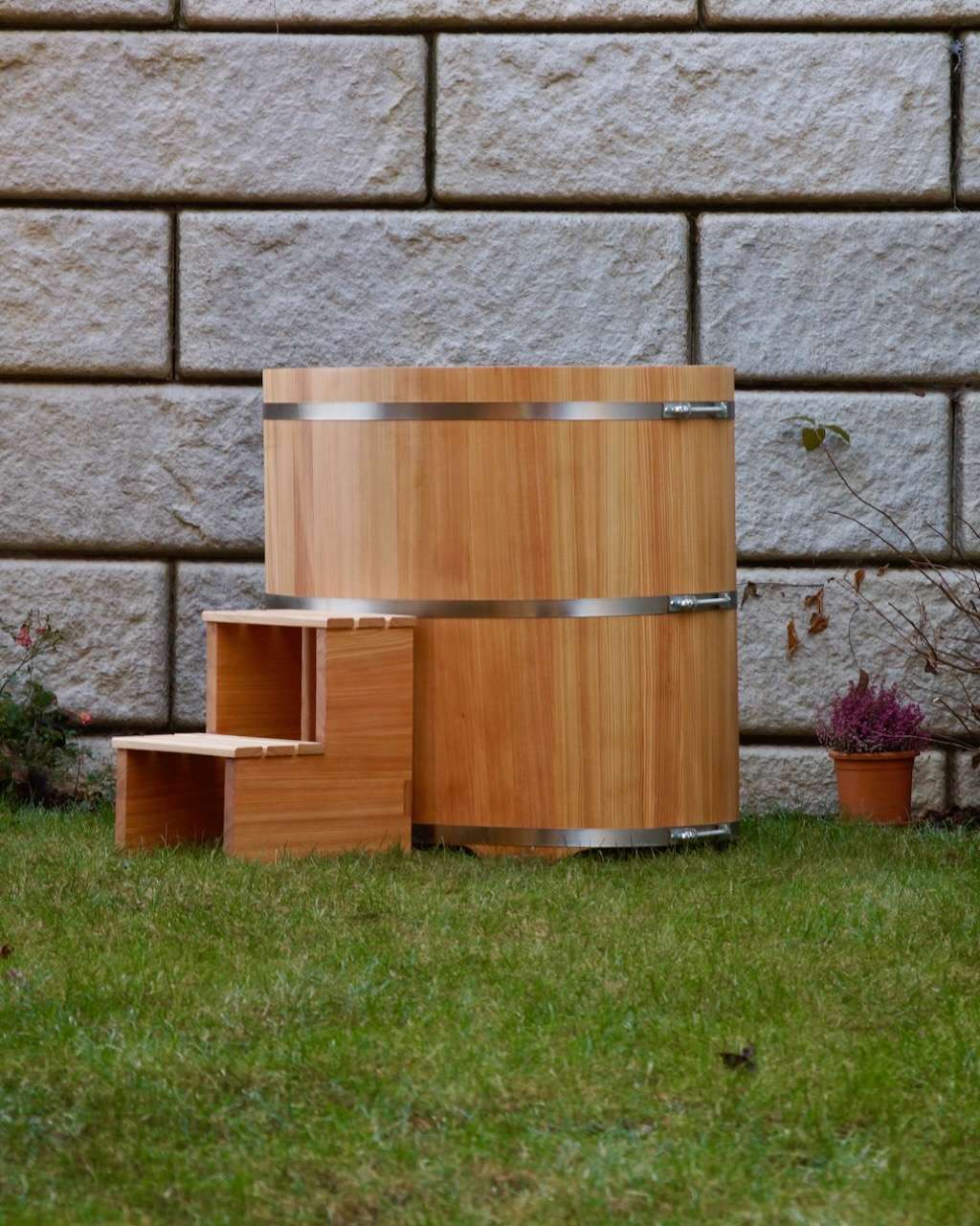 Tauchbecken aus Holz mit drei Stahlreifen – ManoKin Tauchbecken aus Holz mit drei Stahlreifen