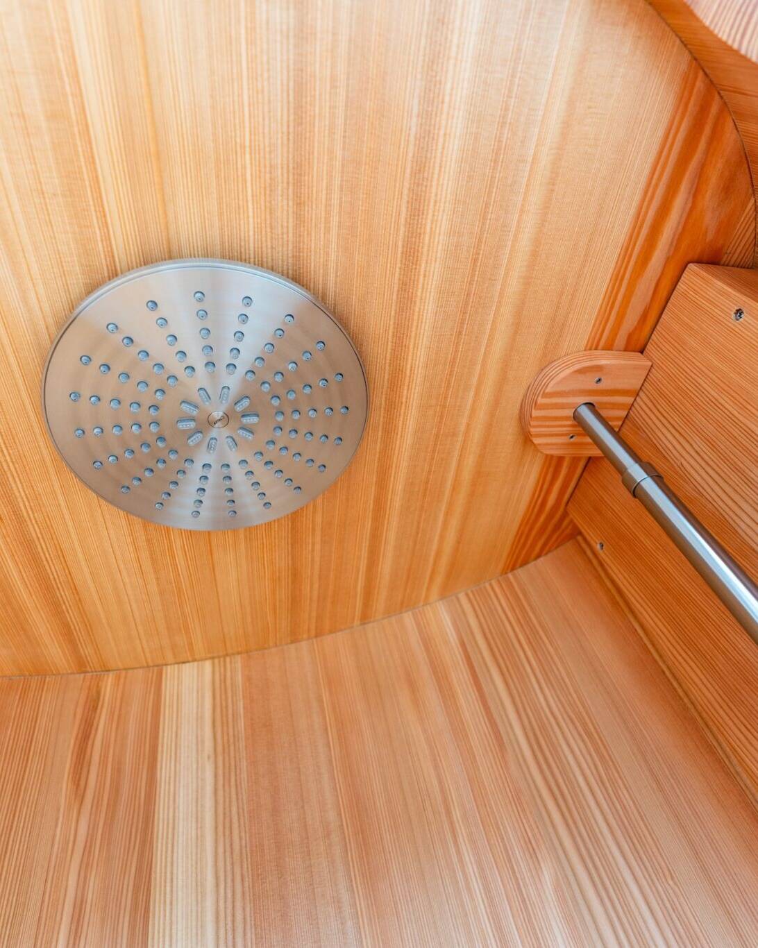 Gartendusche Holz mit eingebauter Regendusche