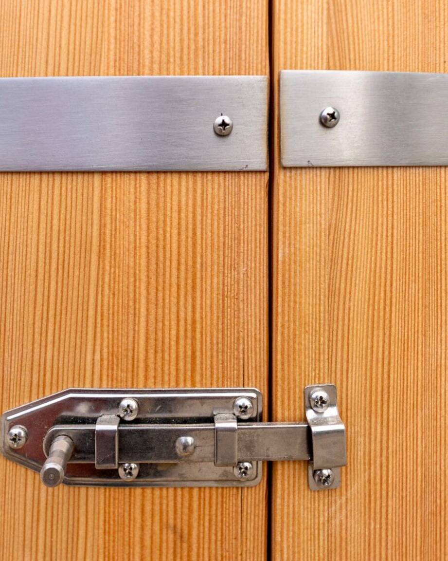 Gartendusche Holz mit verschließbarer Tür