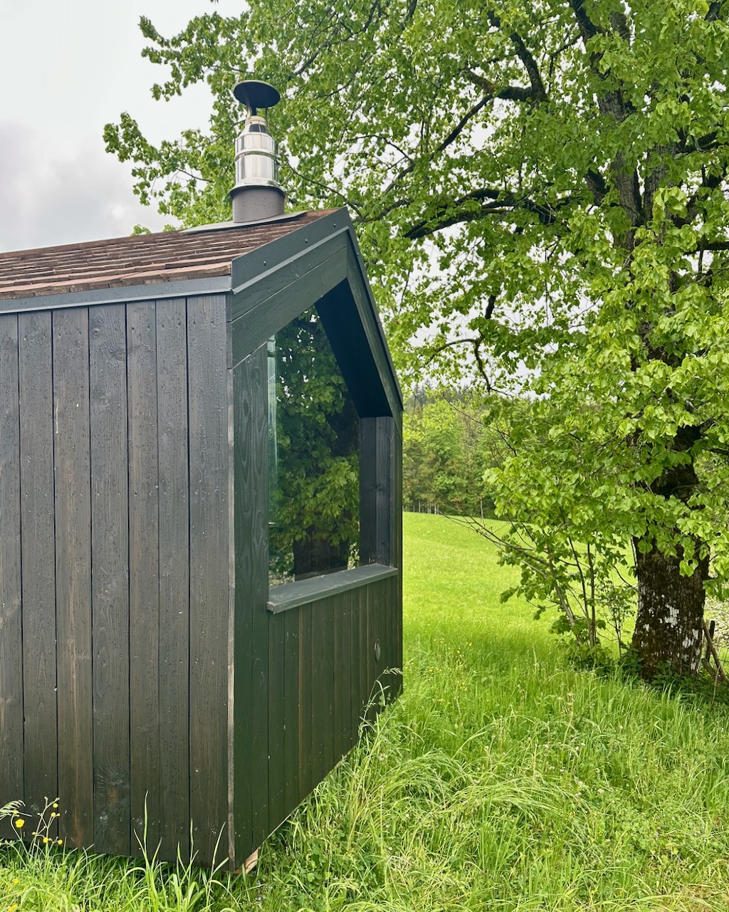 Outdoor Sauna mit Holzofen und Edelstahl Kamin mit Abdeckung – ManoKin Outdoor Sauna mit Holzofen und Edelstahl Kamin mit Abdeckung