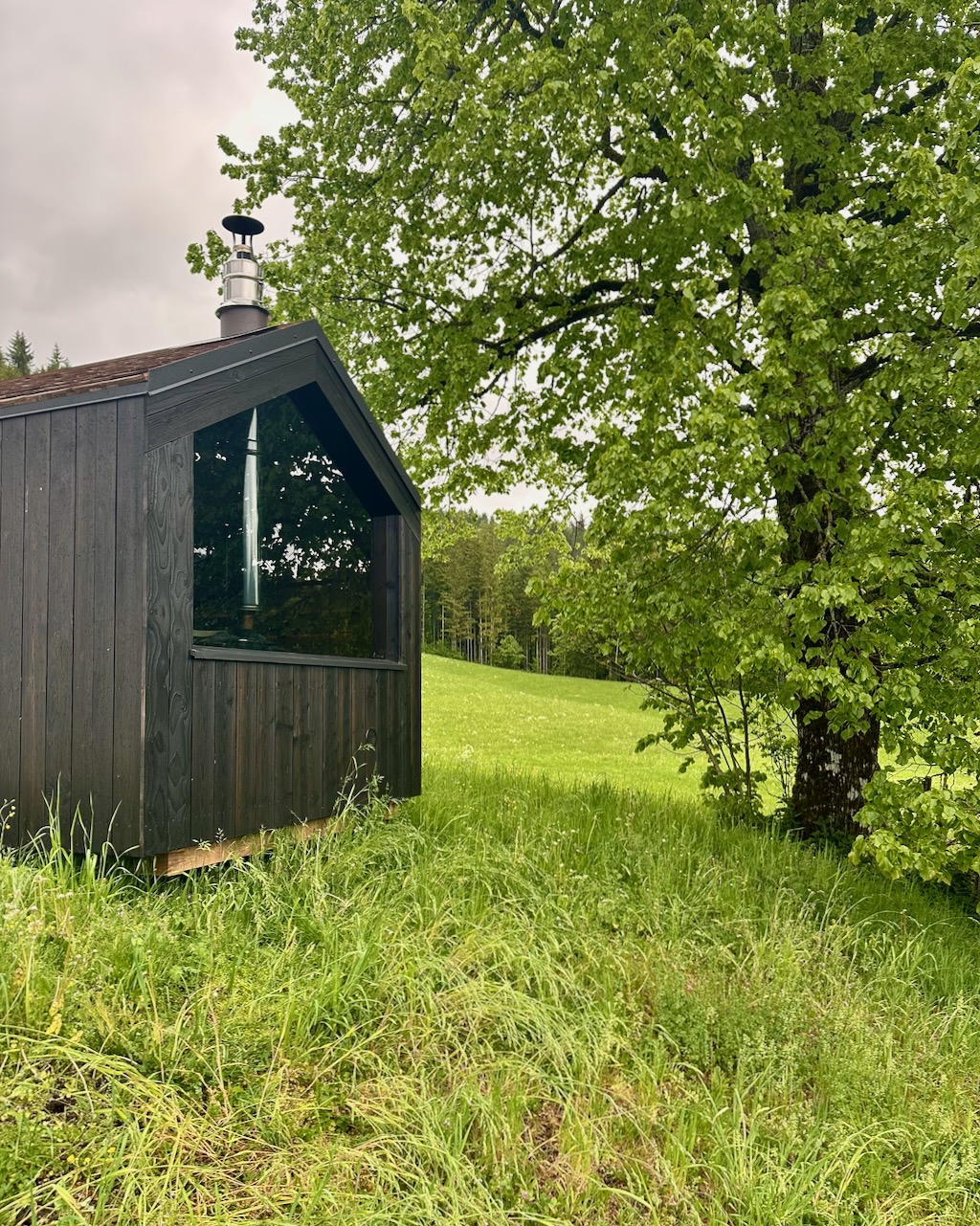 Outdoor Sauna mit Holzofen und Panoramafenster – ManoKin Outdoor Sauna mit Holzofen und Panoramafenster
