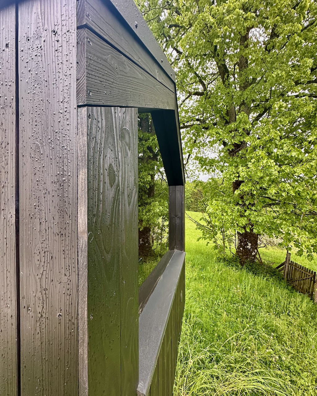 Outdoor Sauna mit Holzofen und saegerauher wetterfest lasierter Fassade – ManoKin Outdoor Sauna mit Holzofen und sägerauher, wetterfest lasierter Fassade