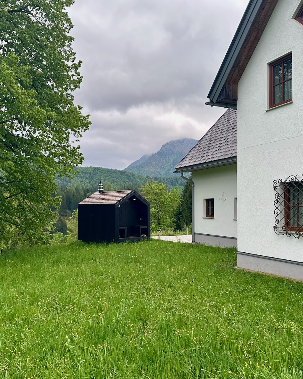 Outdoor Sauna mit Holzofen und schoenem Holzschindeldach – ManoKin Outdoor Sauna mit Holzofen und schönem Holzschindeldach