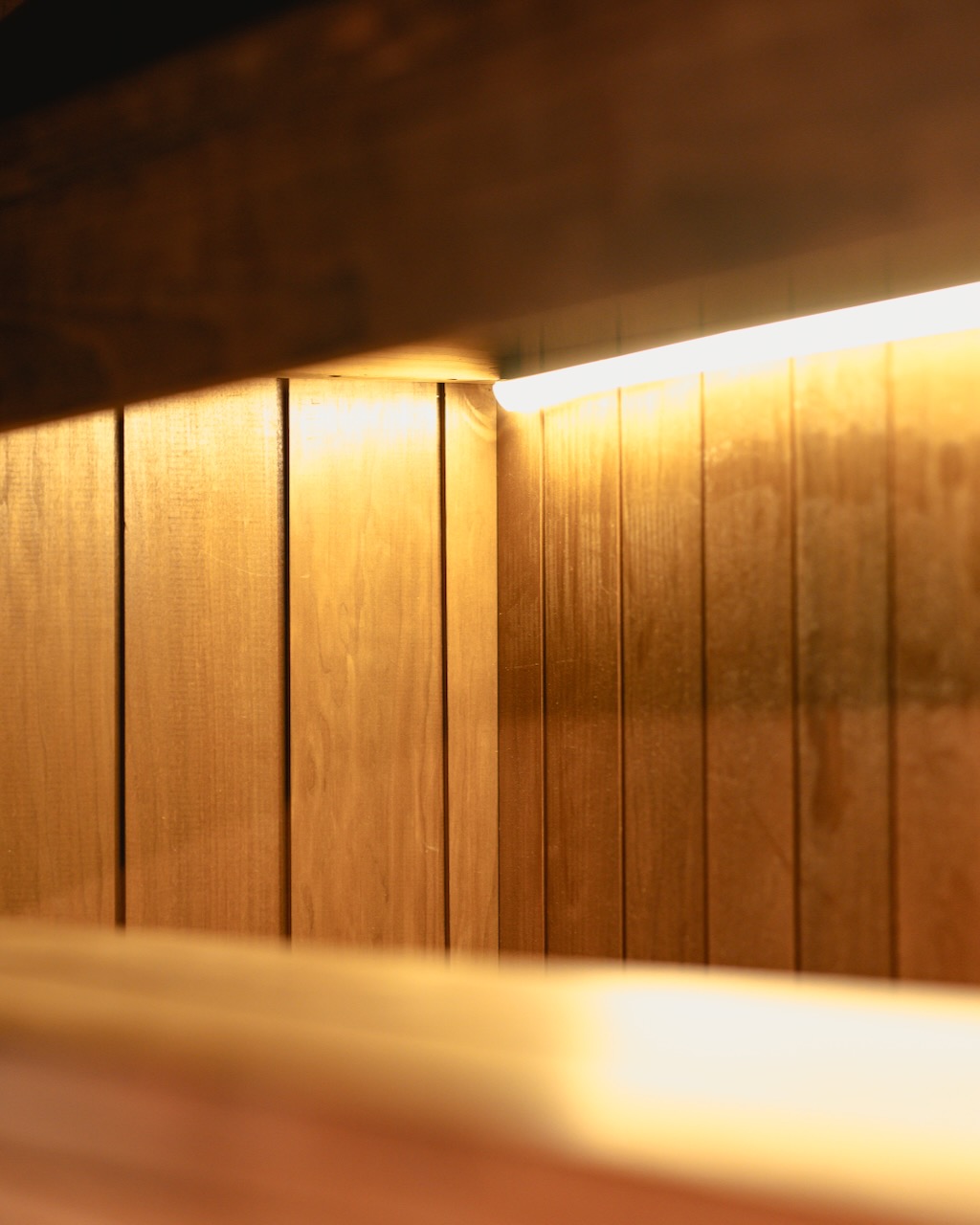 Therma Premium L Sauna Bausatz mit vormontiertem LED Licht unterhalb der Bank – ManoKin Therma Premium L Sauna Bausatz mit vormontiertem LED Licht unterhalb der Bank
