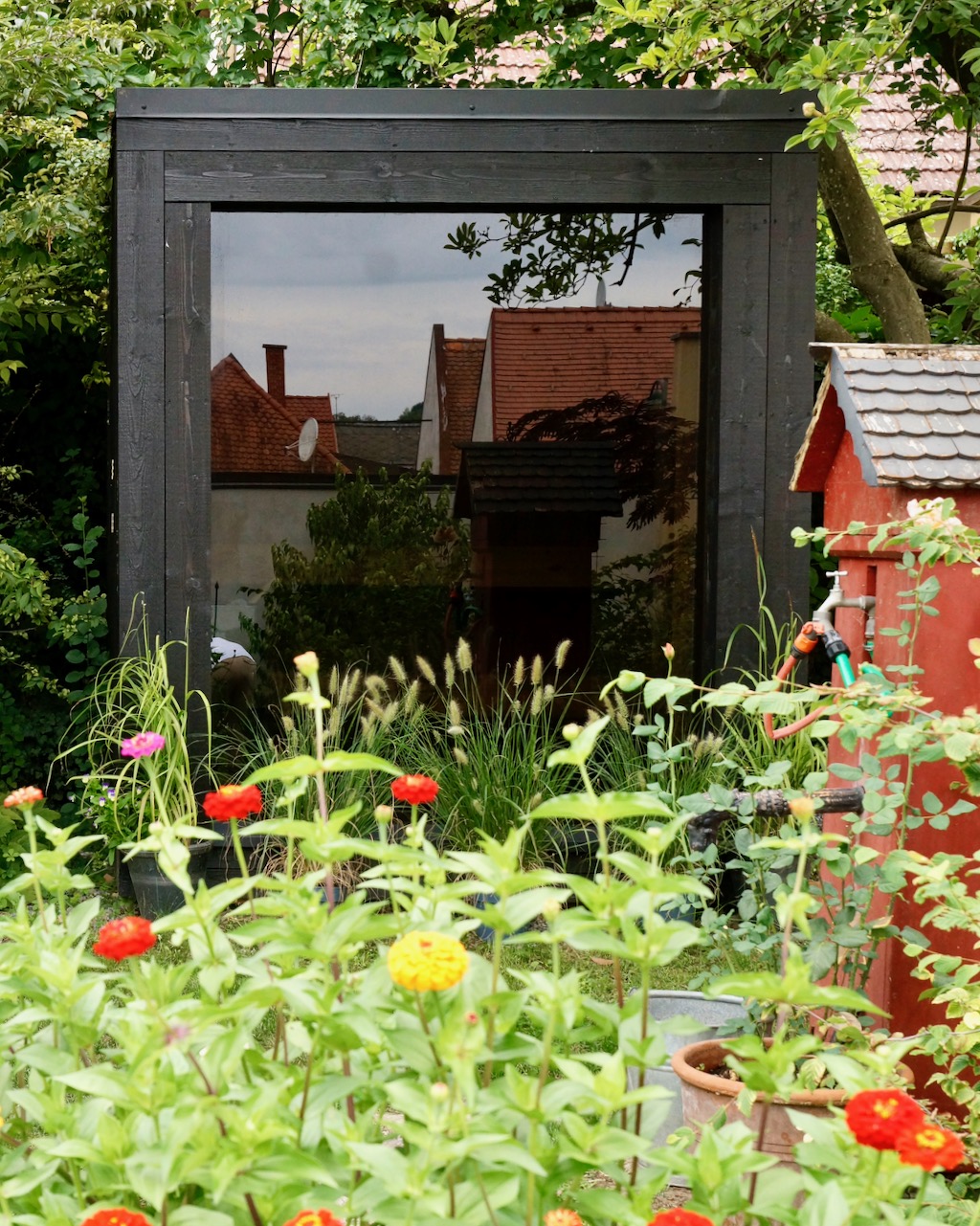 Schwarze Sauna im roten Gartenambiente – ManoKin Schwarze Sauna im roten Gartenambiente