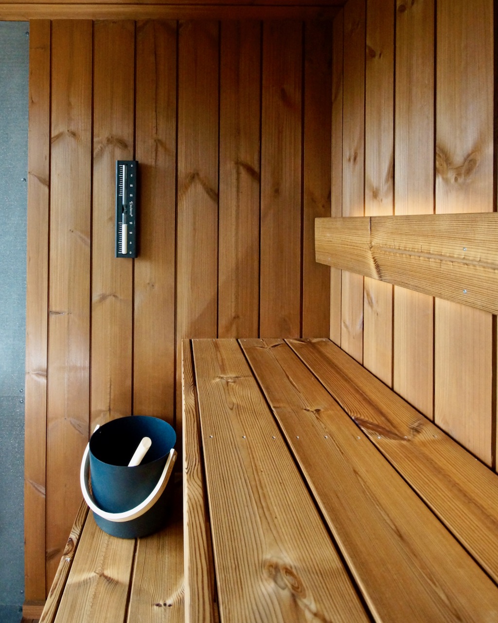 Schwarze Sauna mit 2 Baenken uebereinander – ManoKin Schwarze Sauna mit 2 Bänken übereinander