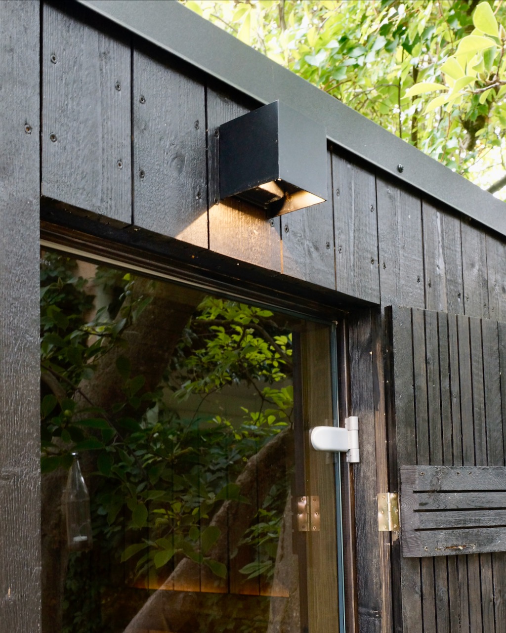 Schwarze Sauna mit LED Spot oberhalb Eingangstuer – ManoKin Schwarze Sauna mit LED Spot oberhalb Eingangstür