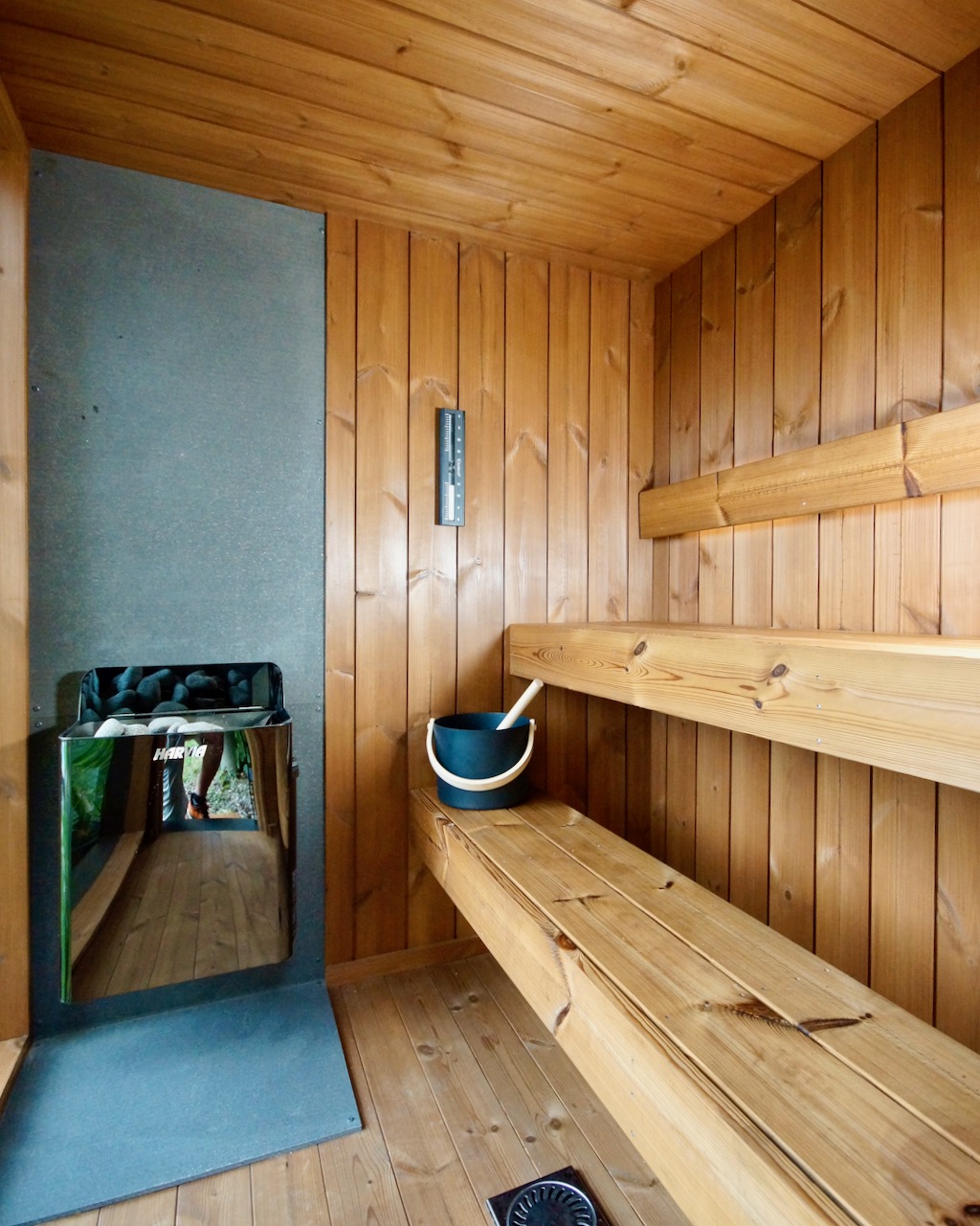Schwarze Sauna mit Thermo Kiefernholz innen – ManoKin Schwarze Sauna mit Thermo Kiefernholz innen