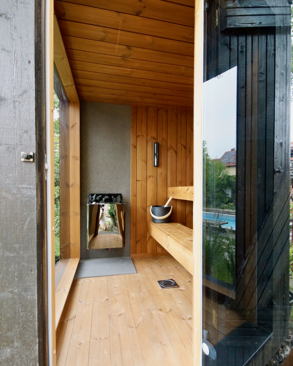 Schwarze Sauna mit elektrischem Ofen – ManoKin Schwarze Sauna mit elektrischem Ofen