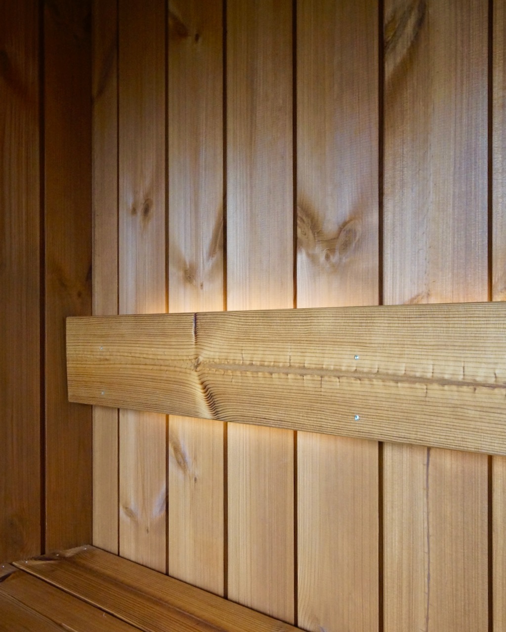 Schwarze Sauna mit indirekter LED Beleuchtung – ManoKin Schwarze Sauna mit indirekter LED Beleuchtung