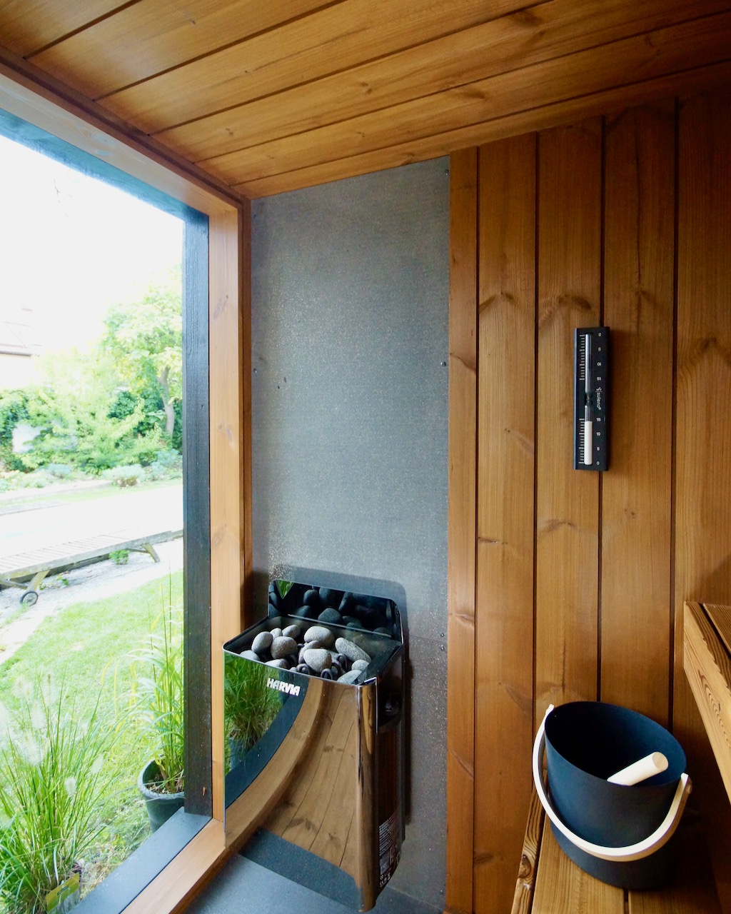 Schwarze Sauna mit schwarzem Harvia Elektroofen – ManoKin Schwarze Sauna mit schwarzem Harvia Elektroofen