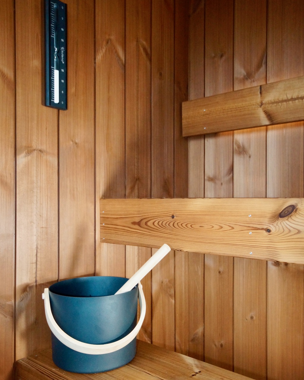 Schwarze Sauna mit stilvollen Accessoires – ManoKin Schwarze Sauna mit stilvollen Accessoires
