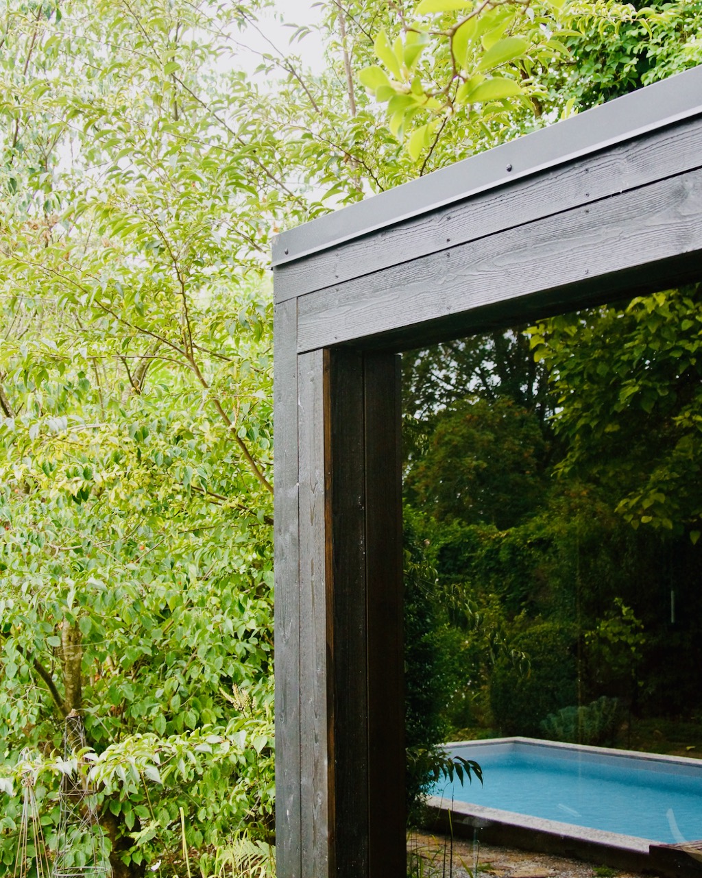 Schwarze Sauna mit umlaufenden schwarzem Tropfblech – ManoKin Schwarze Sauna mit umlaufenden schwarzem Tropfblech