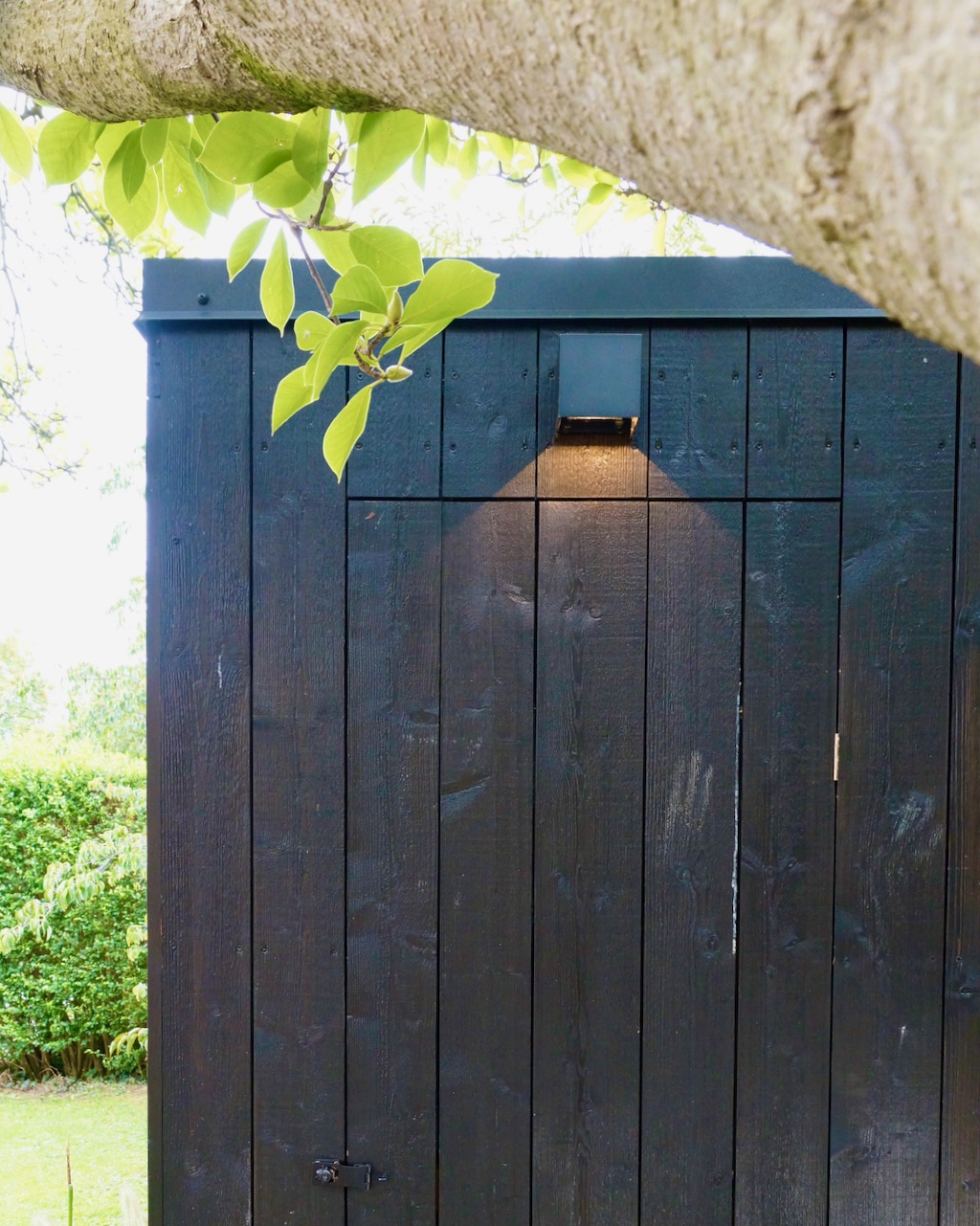 Schwarze Sauna mit zusaetzlicher Holztuer als Schutz – ManoKin Schwarze Sauna mit zusätzlicher Holztür als Schutz
