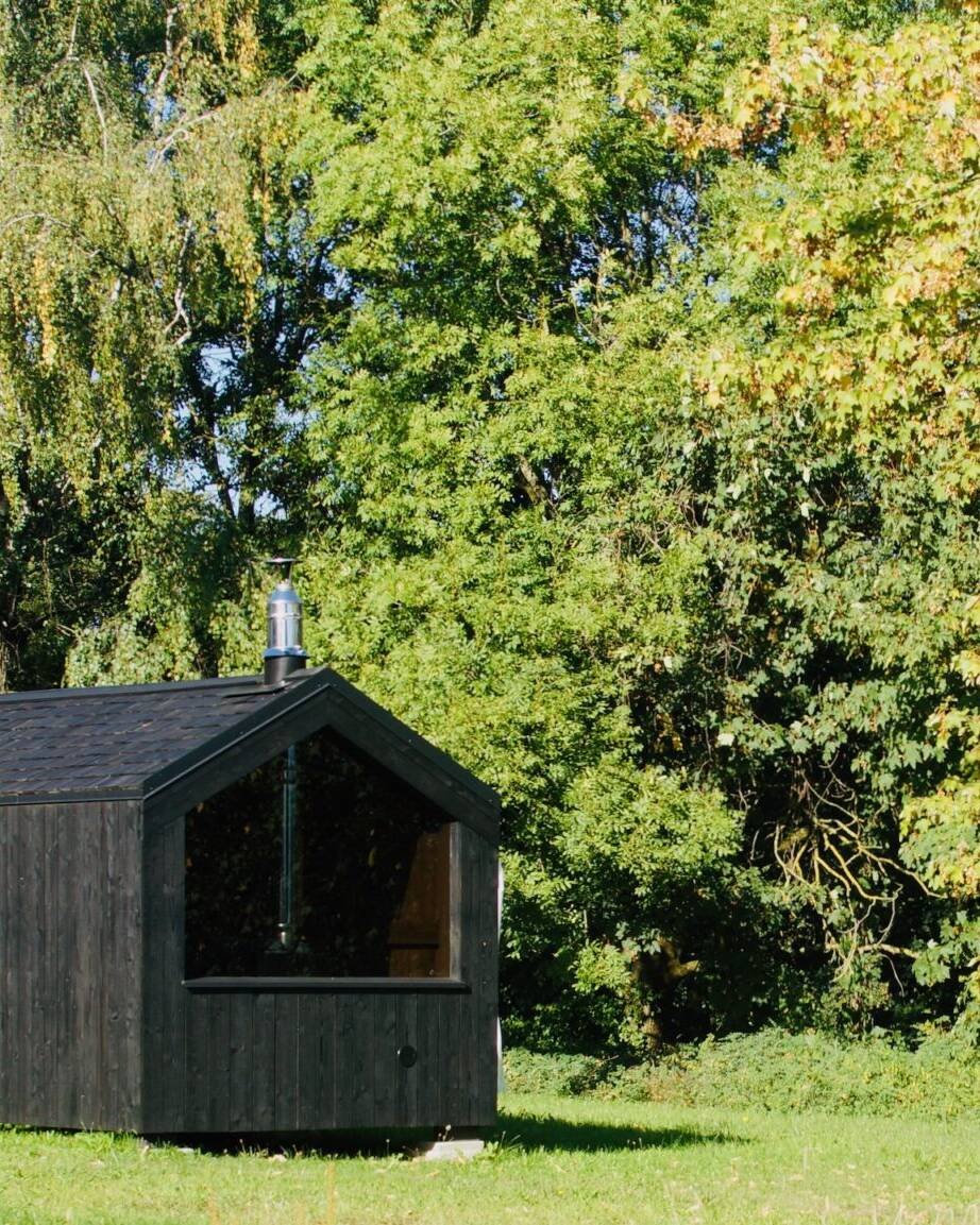 Gartensauna mit Vorraum und Holzofen inm Grünen